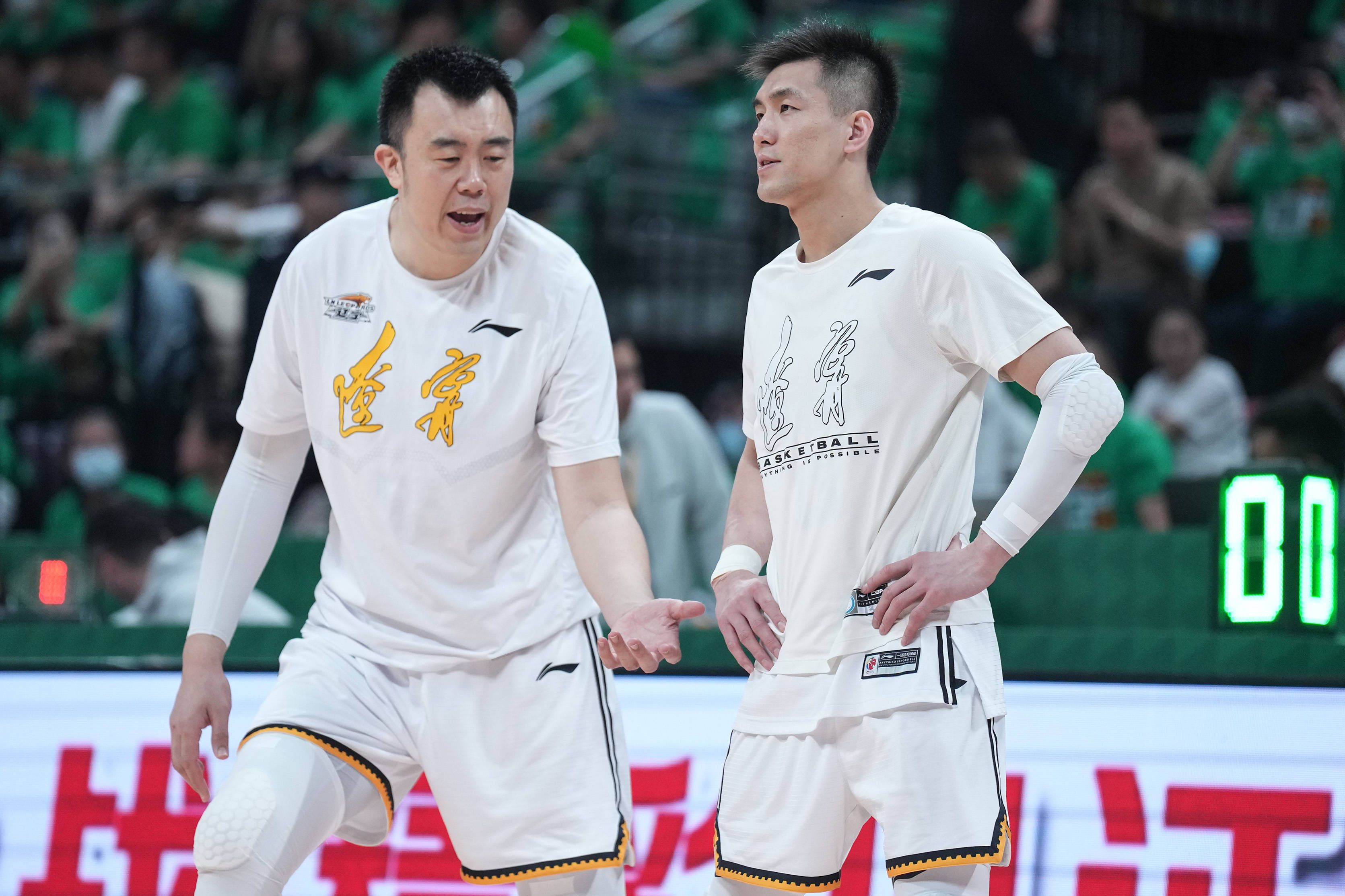 由厄内斯特·汤普森编剧的本片，描写退休的老传授与老伴在新英伦湖畔的度假屋中度假，在安静的日子里却面对大哥的各类危机。他的女儿刚离了婚，正处于盘桓的心情。一贯关系欠安的两父女，终究由于十三岁的孙子跟祖怙恃同居了一段日子而解开了各类心结……                                  　　本片曾获最好改编脚本、最好男主角、最好女主角三项金像奖，使凯瑟琳·赫本成为影史上独一的四届金像奖影后，亨利·方达也在病床上如愿